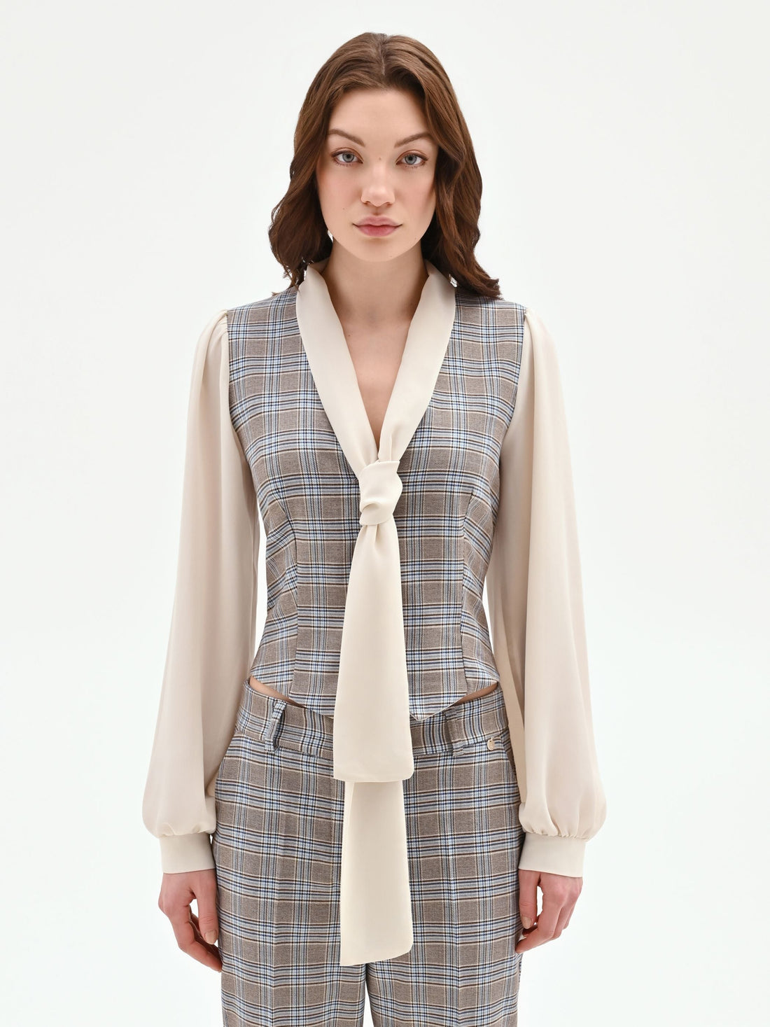 Blusa azzurra check con gilet e collo lavallière