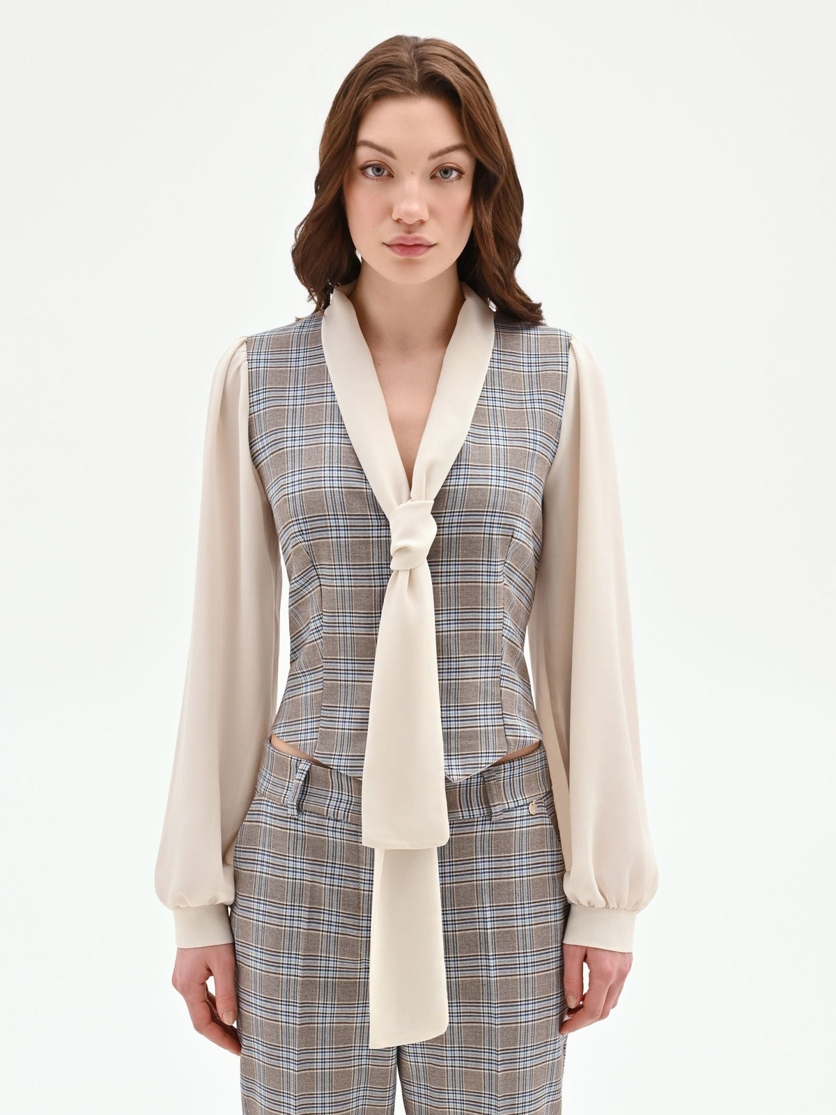 Blusa azzurra check con gilet e collo lavallière