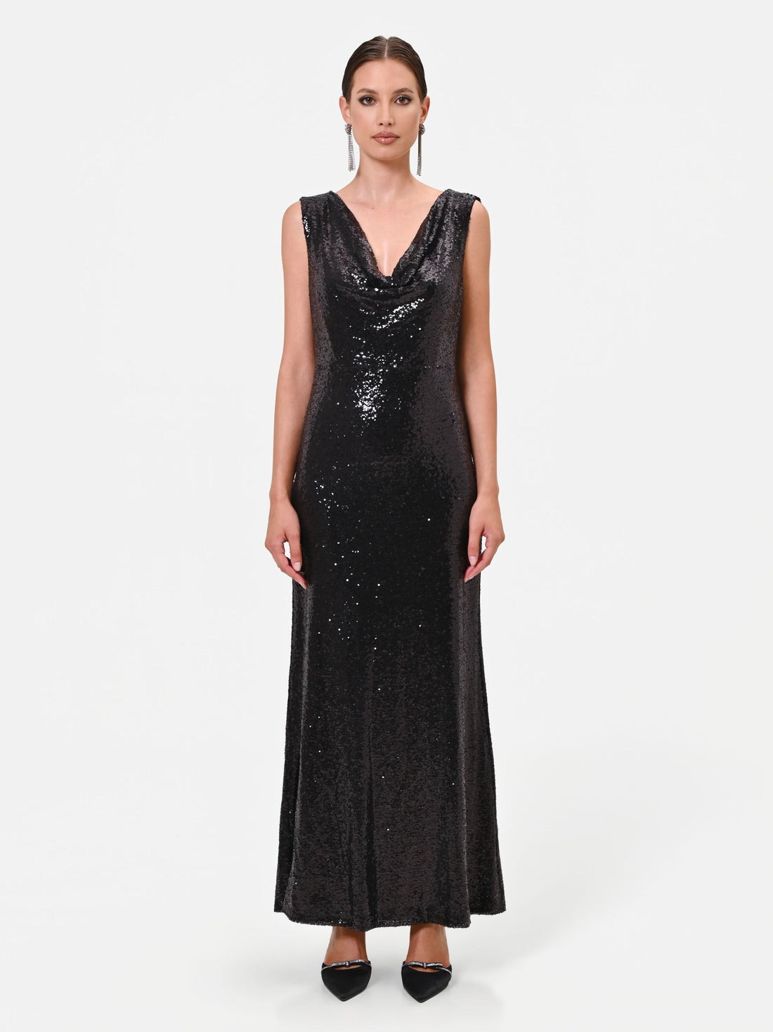 Abito lungo nero in paillettes con scollo posteriore drappeggiato