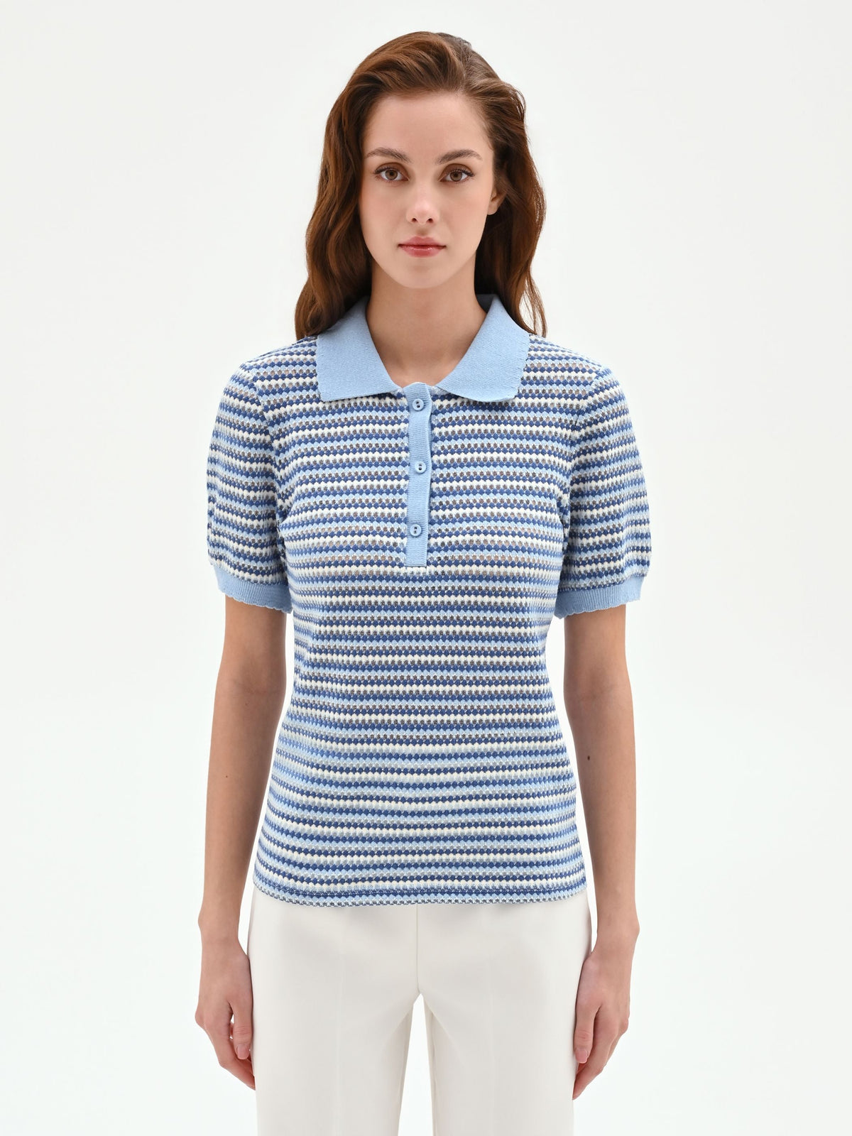 Polo in maglia azzurra a righe