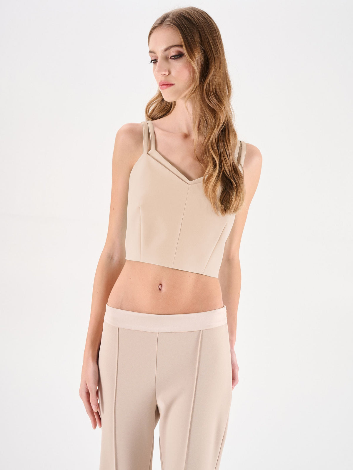 Top crop beige chiaro con doppie spalline