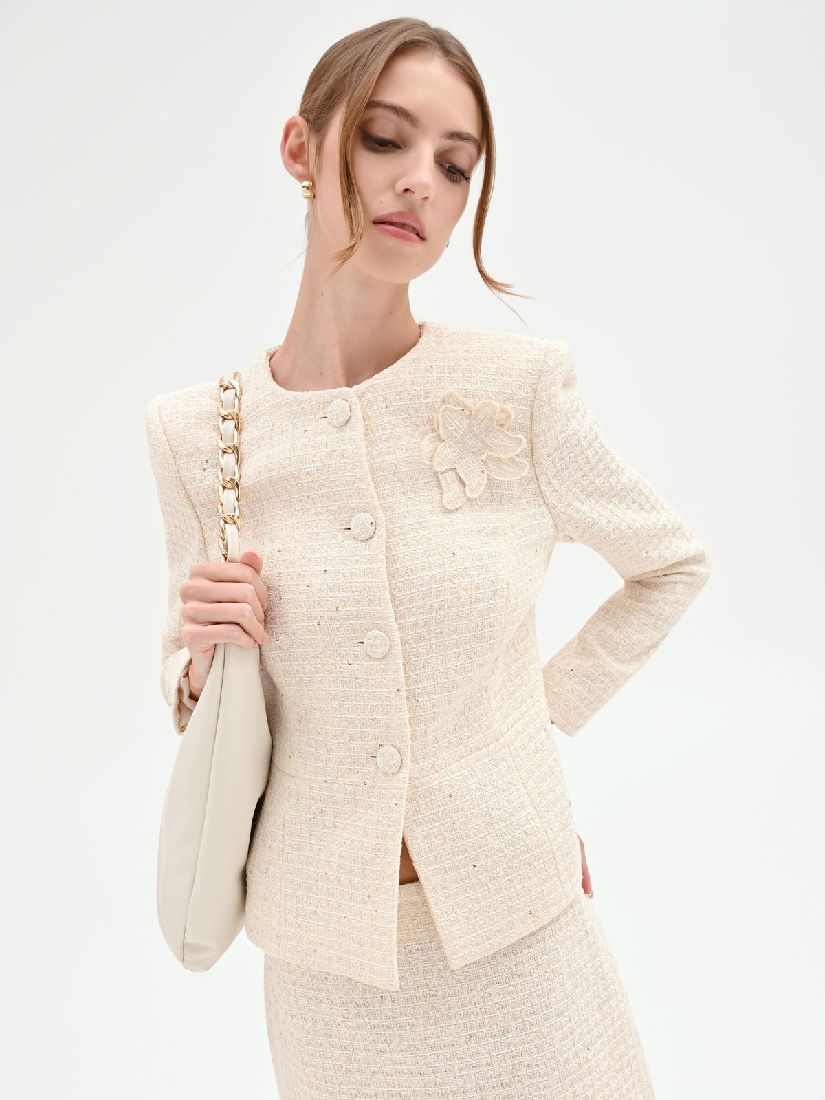 Giacca bouclé beige chiaro con fiore applicato