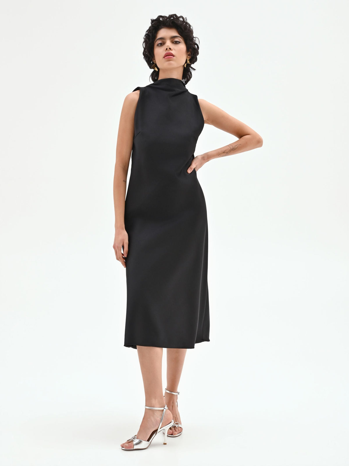 Abito nero in raso con scollo drappeggiato