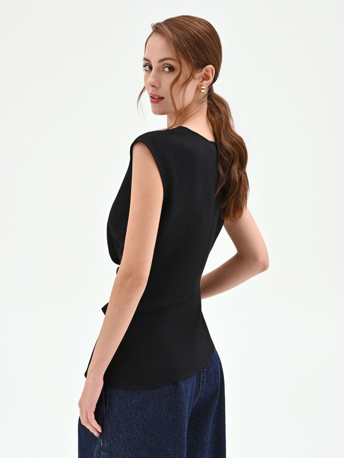 Blusa nera asimmetrica con dettaglio gioiello