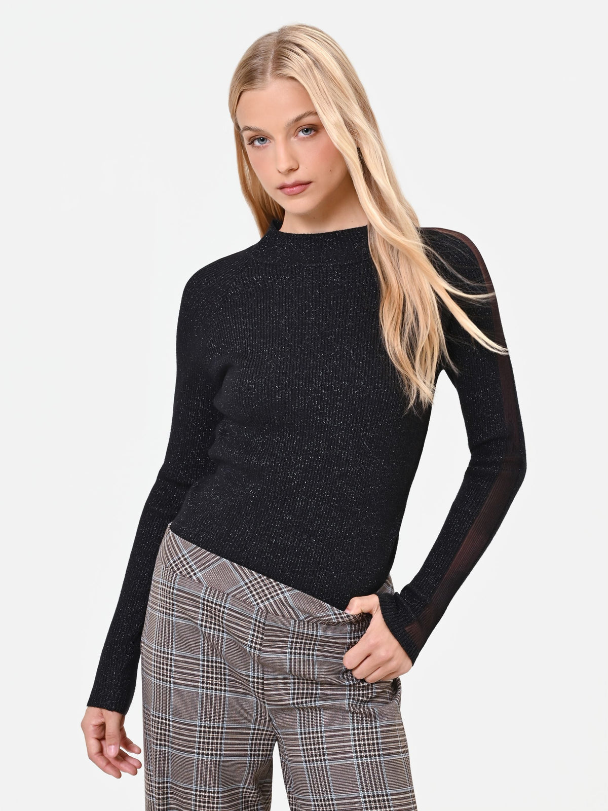 Maglia nera a coste con collo a lupetto in misto viscosa