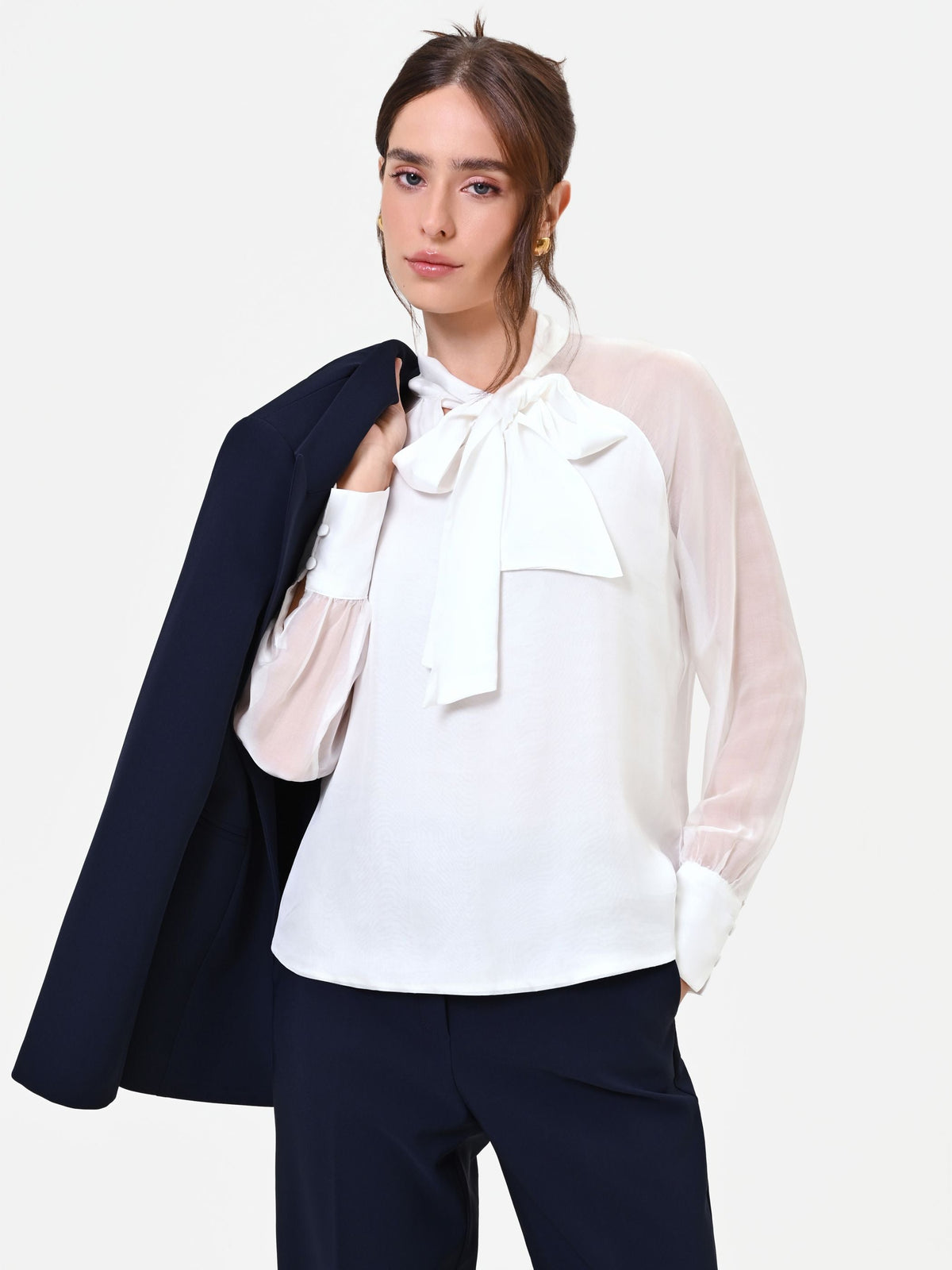 Blusa Studio bianca in misto seta con fiocco