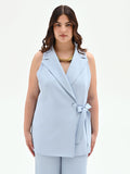 Gilet Curvy cielo azzurro con chiusura a nastro