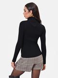 Maglia in viscosa nera con collo asimmetrico