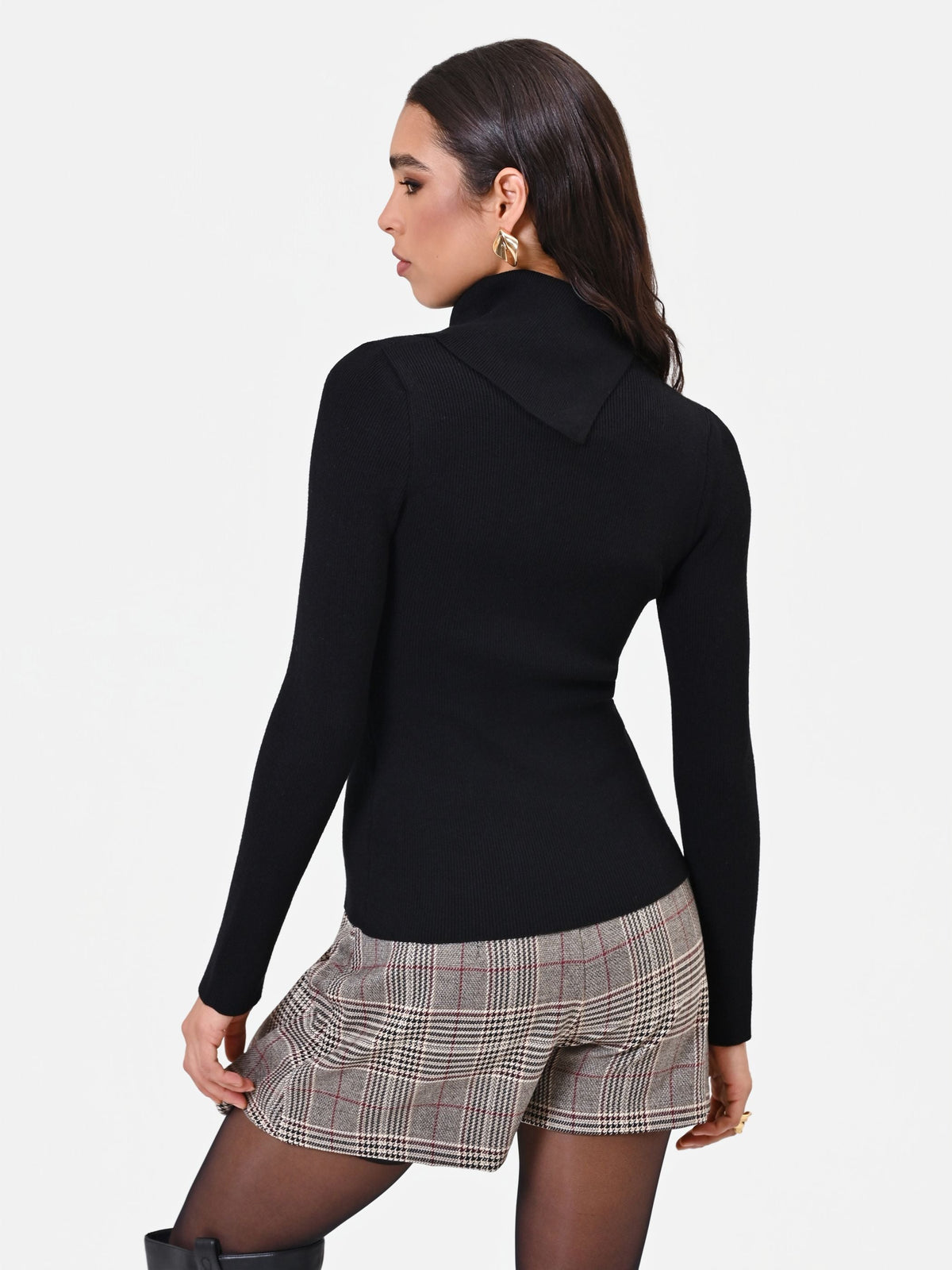 Maglia in viscosa nera con collo asimmetrico