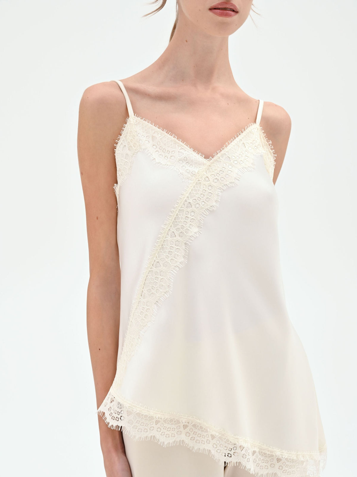 Top in raso panna con pizzo