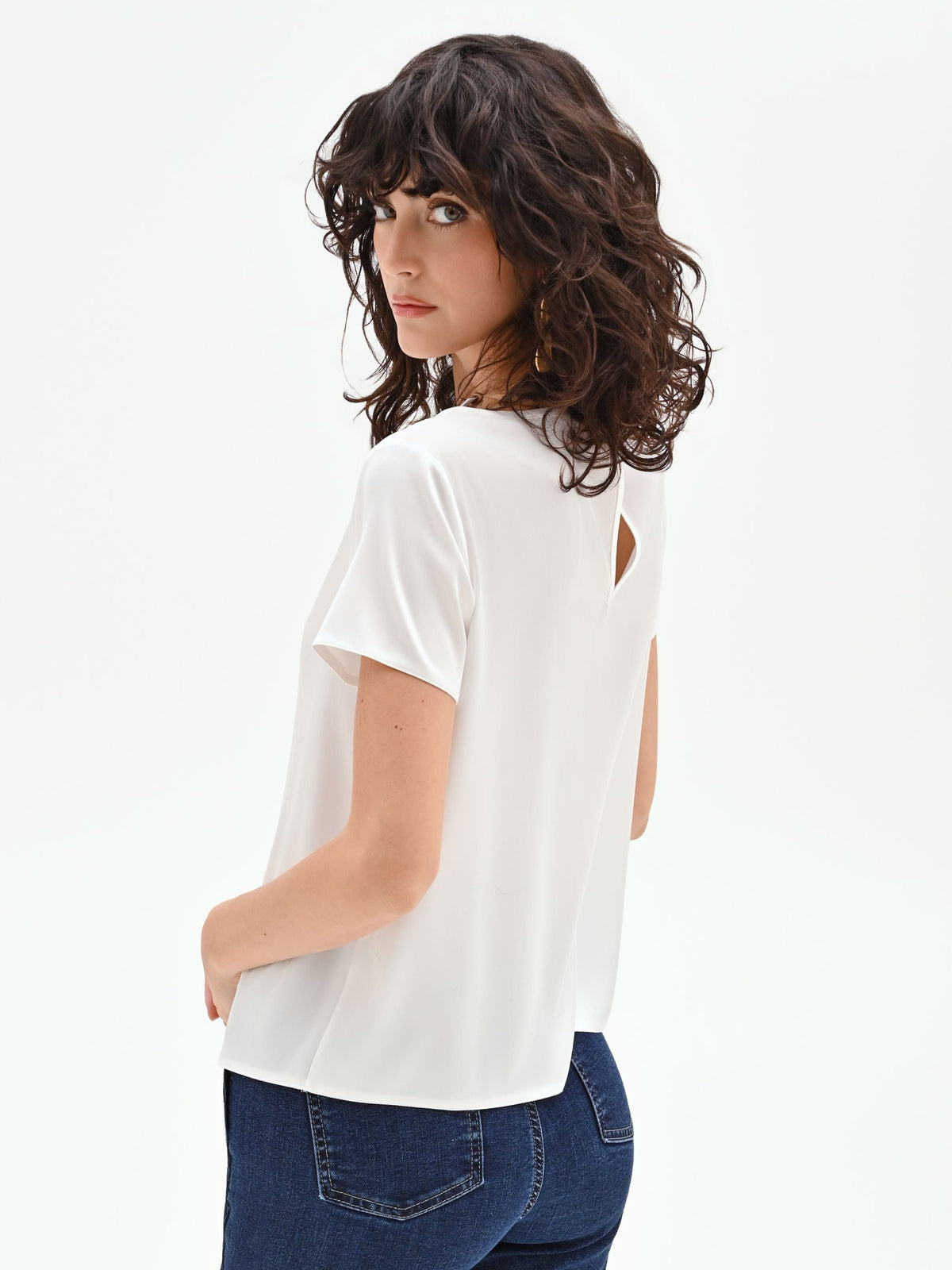 Blusa bianca in raso con scollo a barchetta