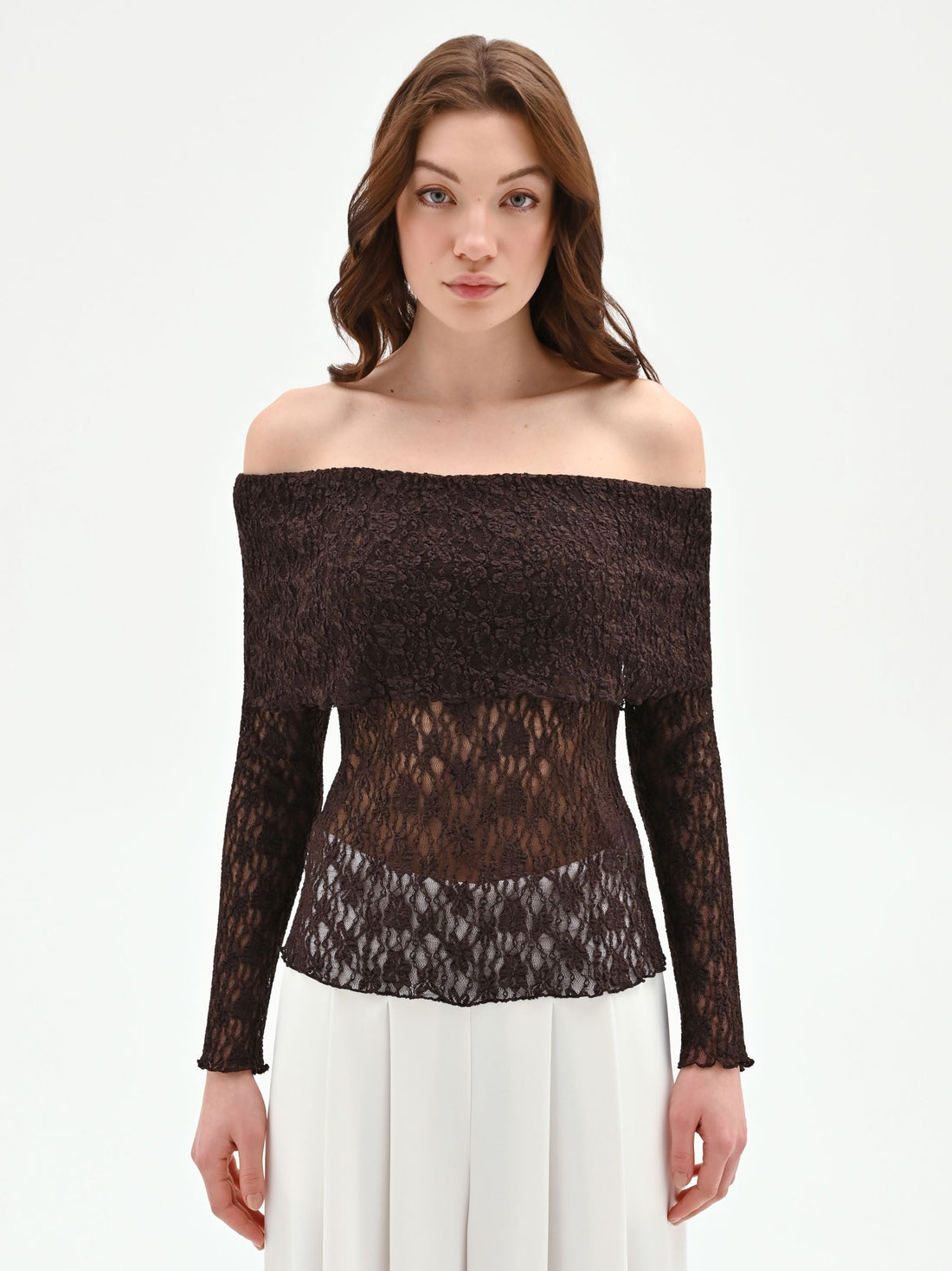 Blusa in pizzo cioccolato con spalle scoperte