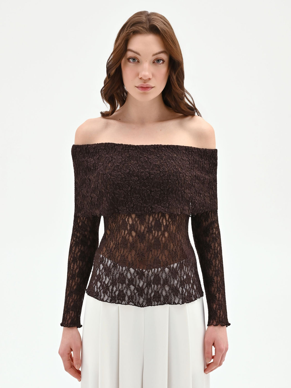 Blusa in pizzo cioccolato con spalle scoperte