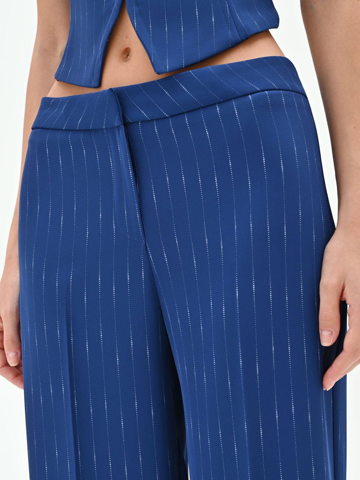 Pantalone gessato gamba ampia blu brillante a vita bassa