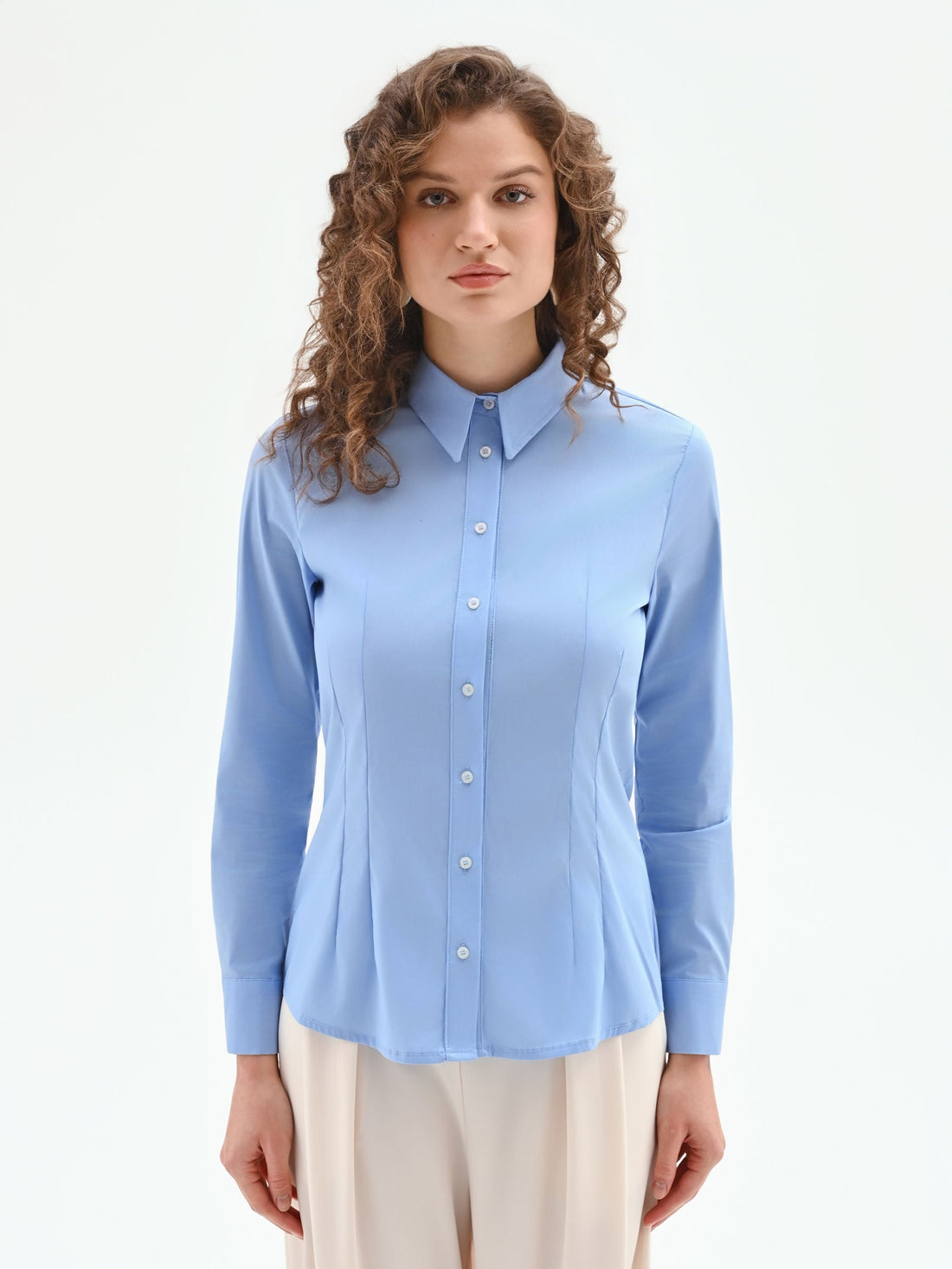 Camicia cielo azzurro dal taglio sciancrato