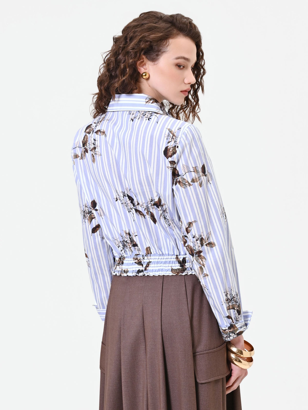 Camicia cropped a righe e fiori