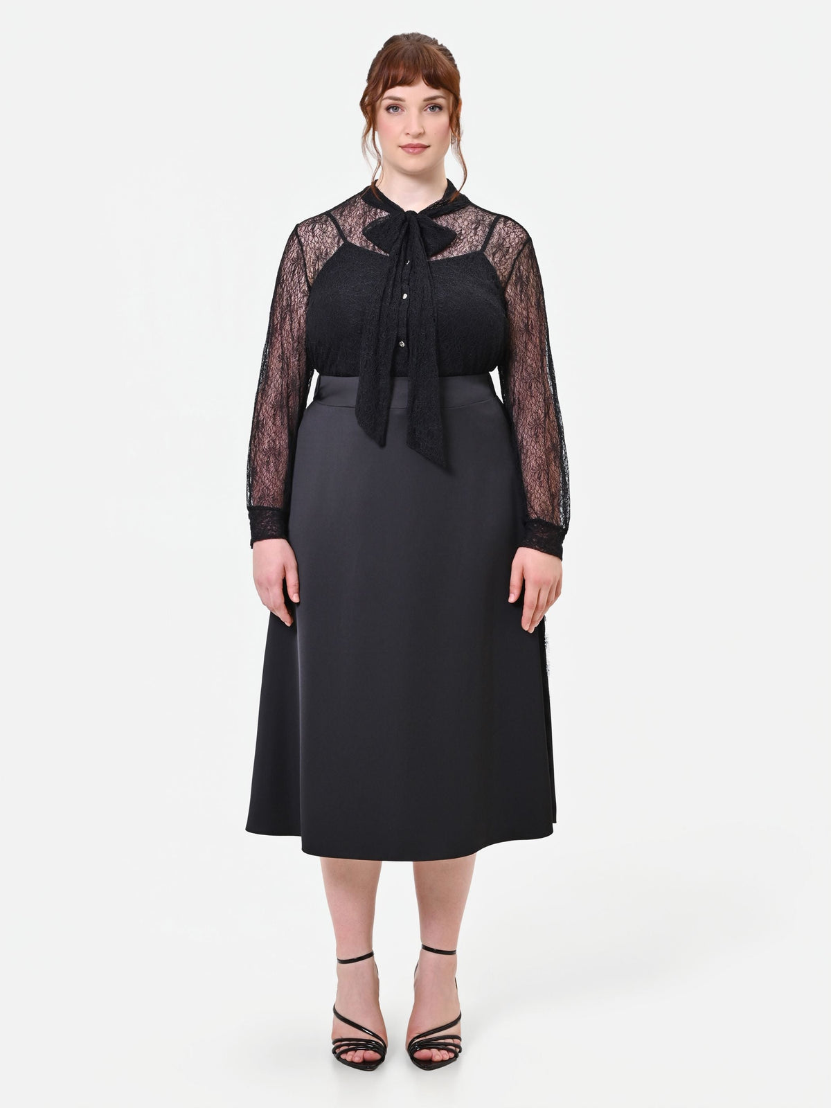 Camicia Curvy nera in pizzo con collo a fiocco
