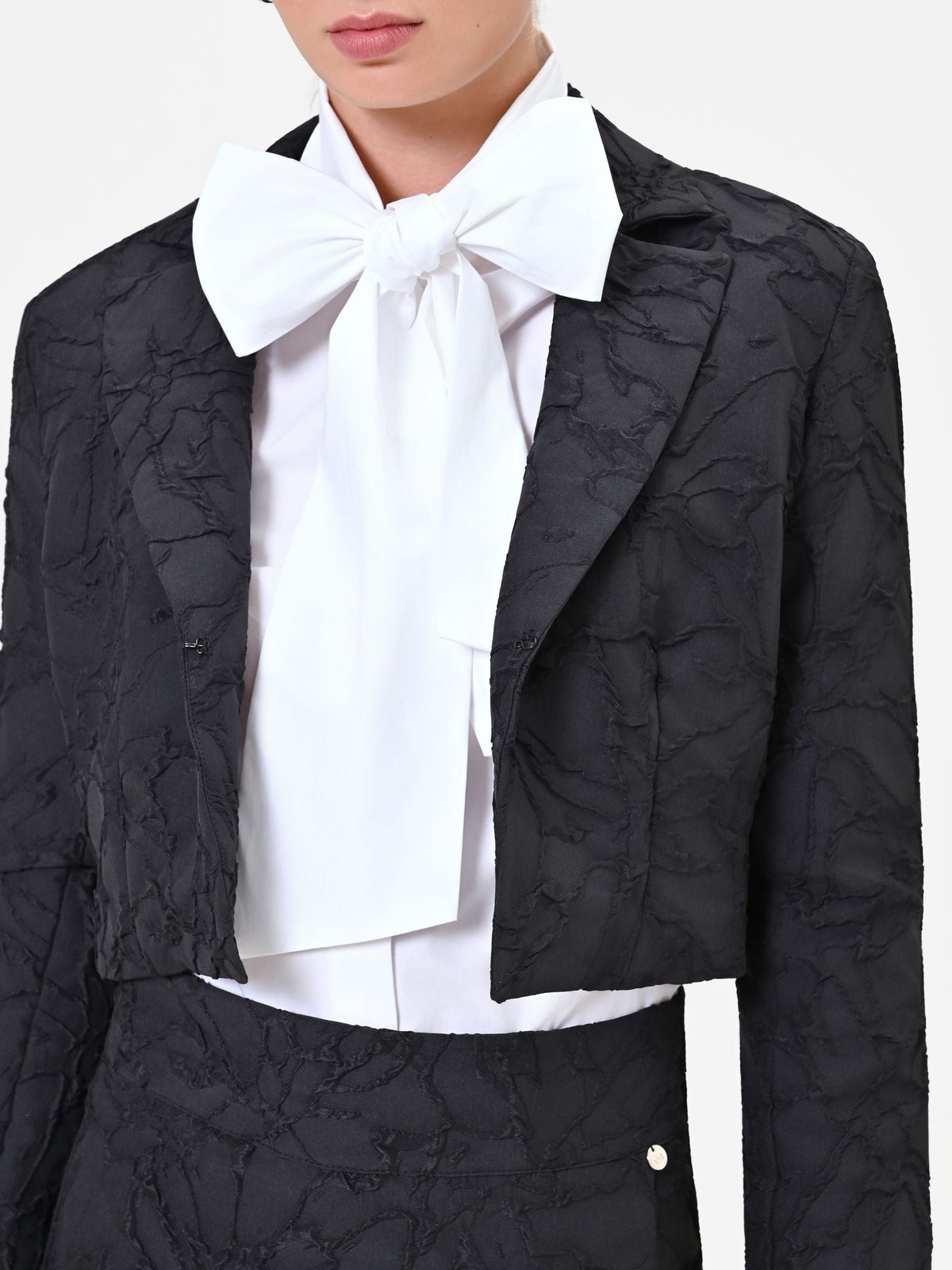 Giacca cropped nera in tessuto jacquard