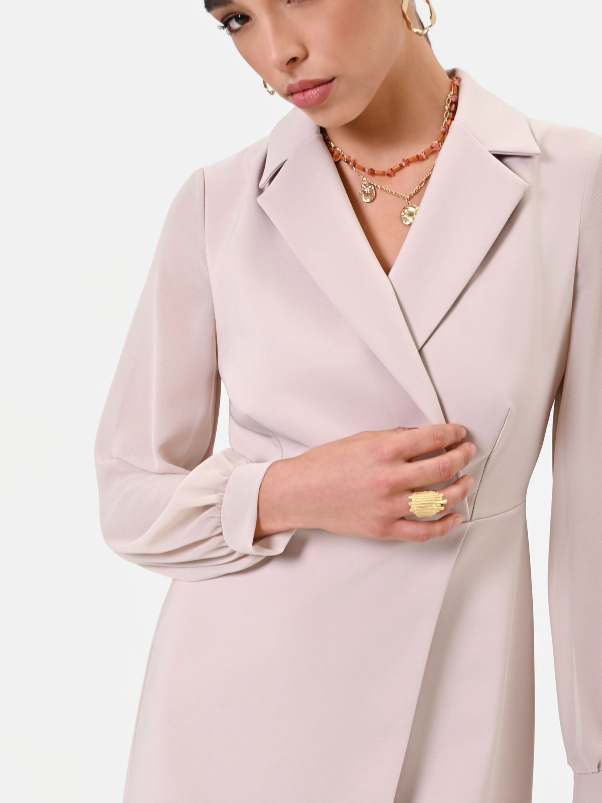 Abito tortora beige a portafoglio con rever