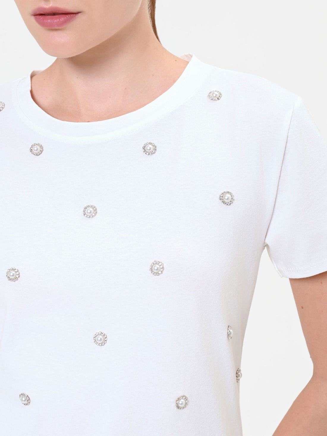 T-shirt panna con applicazioni gioiello
