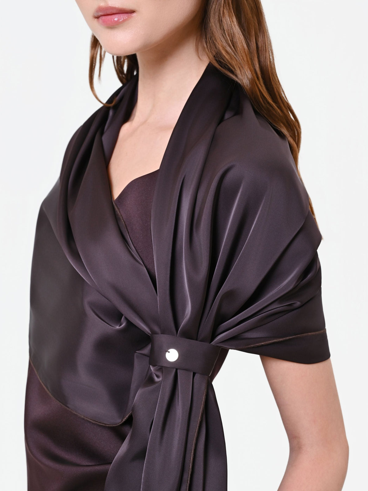 Stola moro marrone in raso con anello drappeggiato