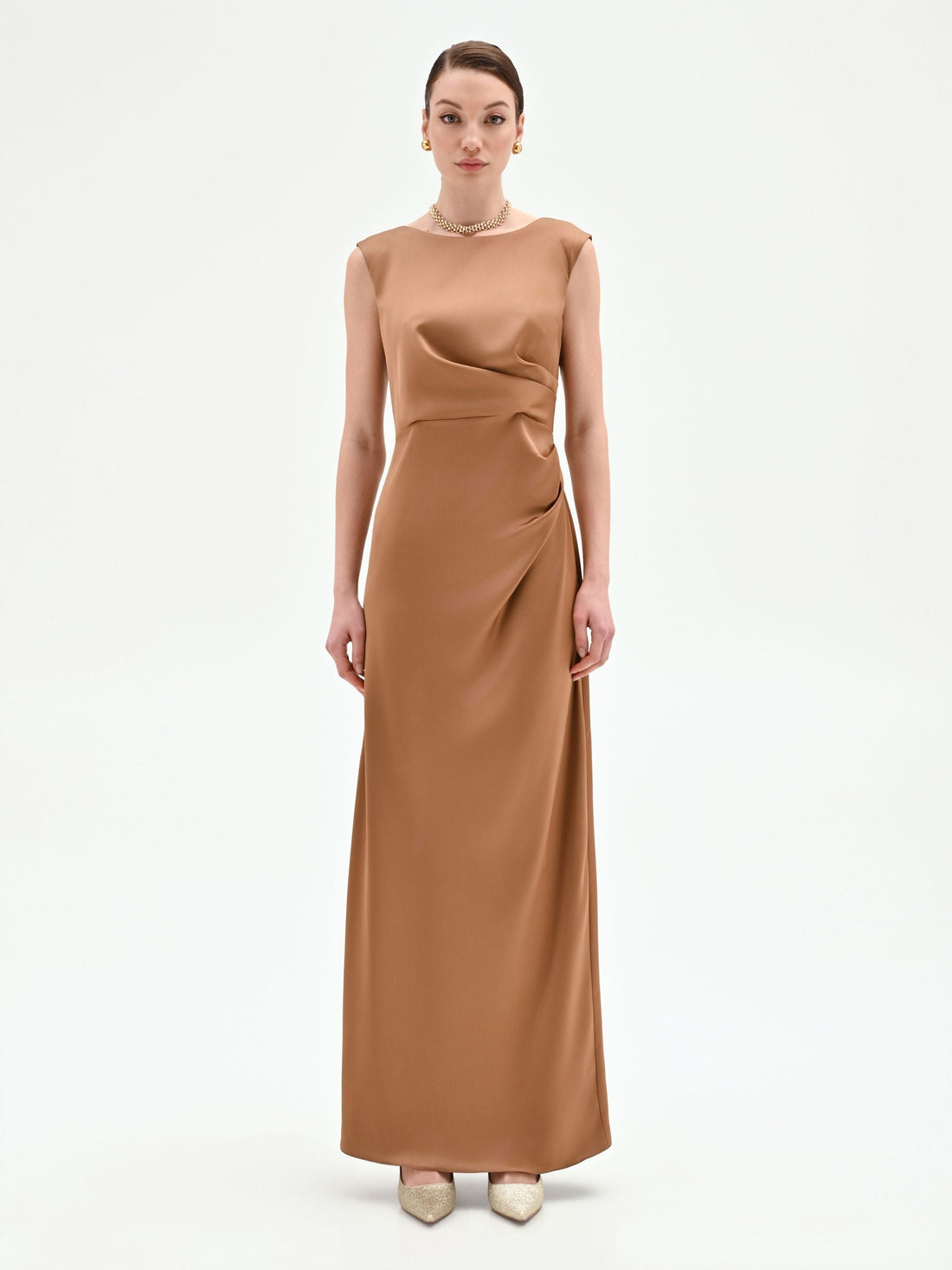 Abito lungo marrone bronzo con drappeggio asimmetrico