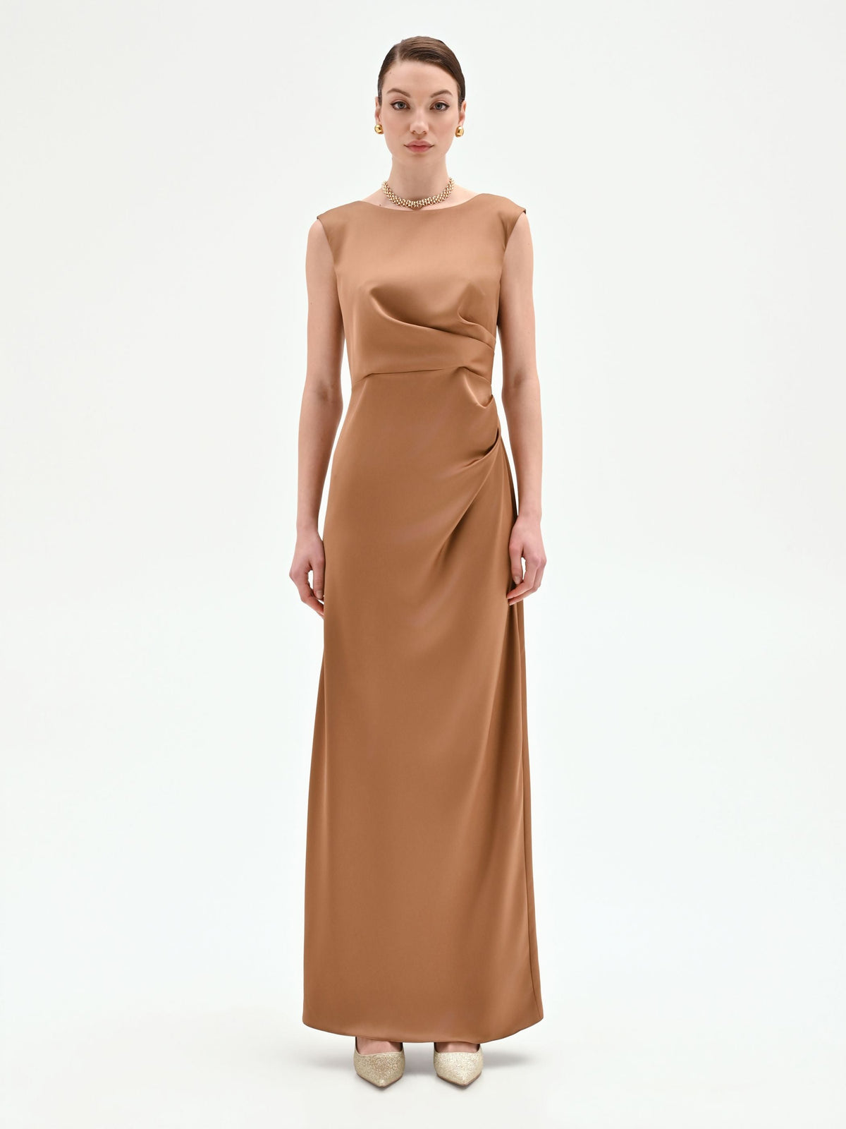 Abito lungo marrone bronzo con drappeggio asimmetrico