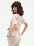 Blusa a portafoglio azzurra con stampa effetto acquerello