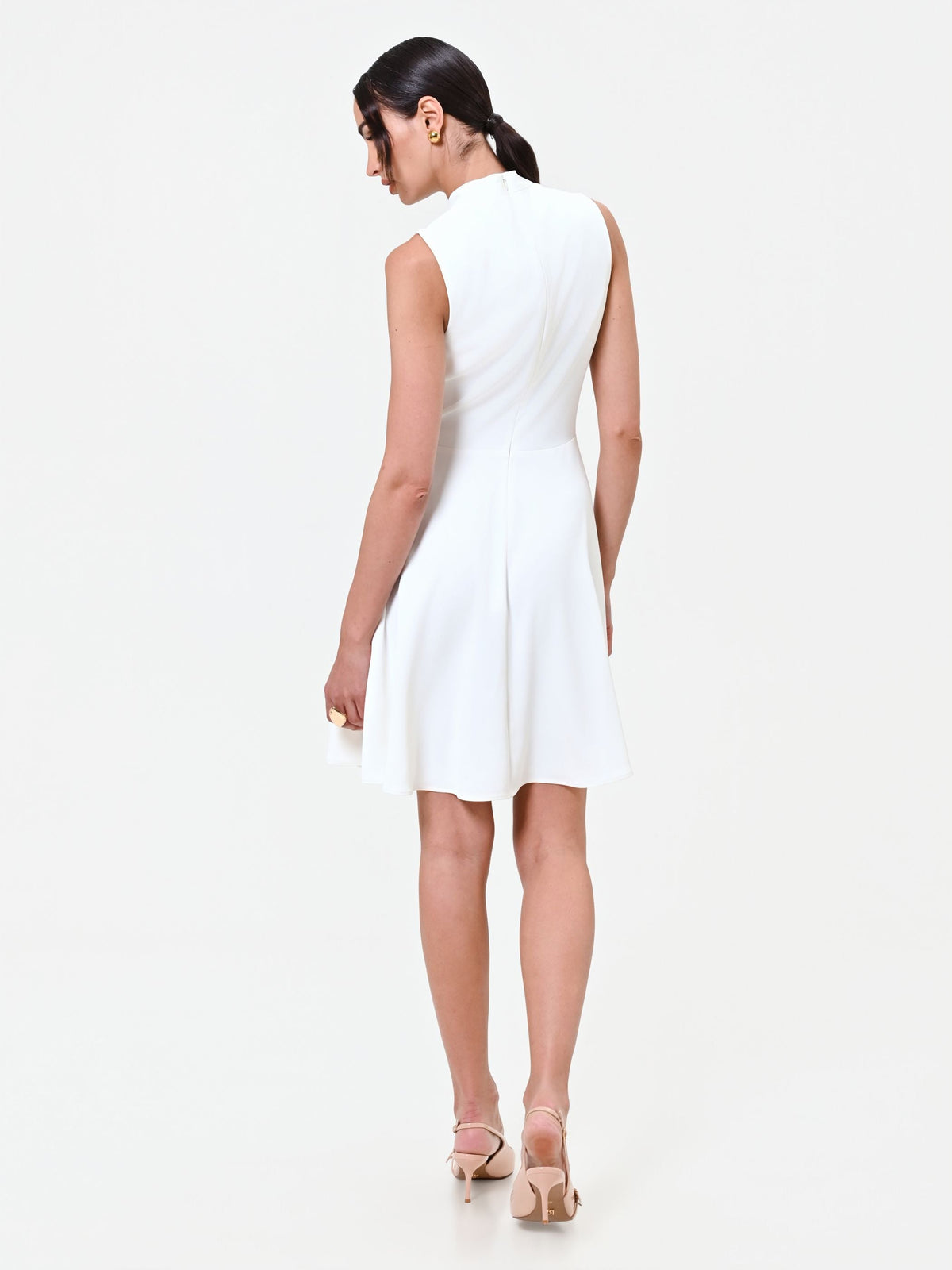 Abito bianco con revers e bottone design