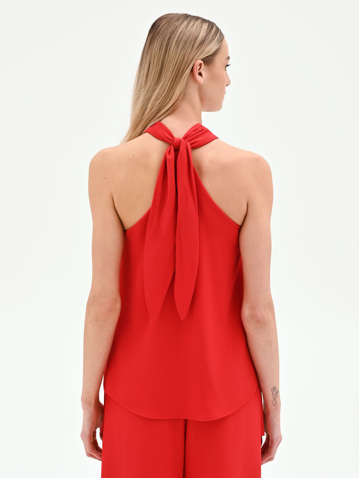 Top rosso con scollo all'americana e anello