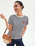 T-shirt blu a righe con patch cuore
