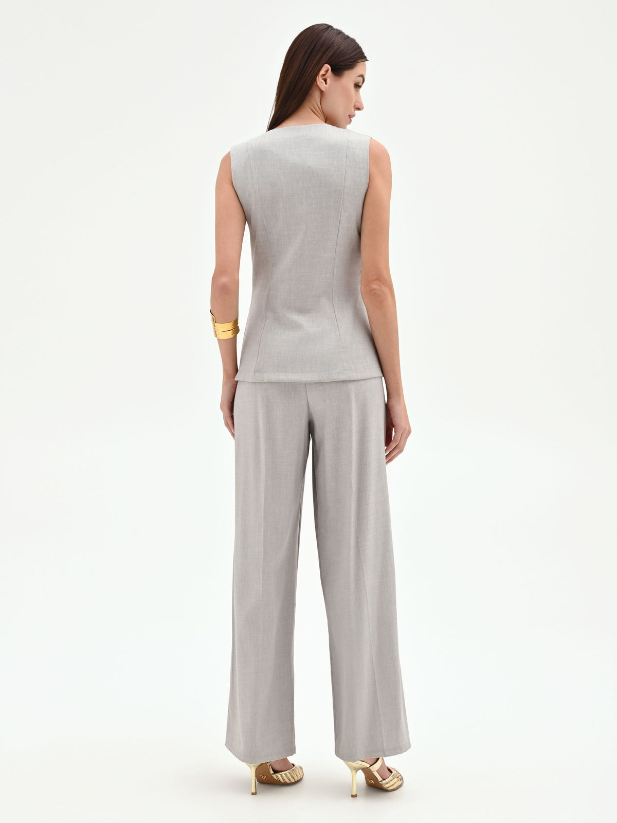 Tuta grigia con gilet e pantaloni palazzo