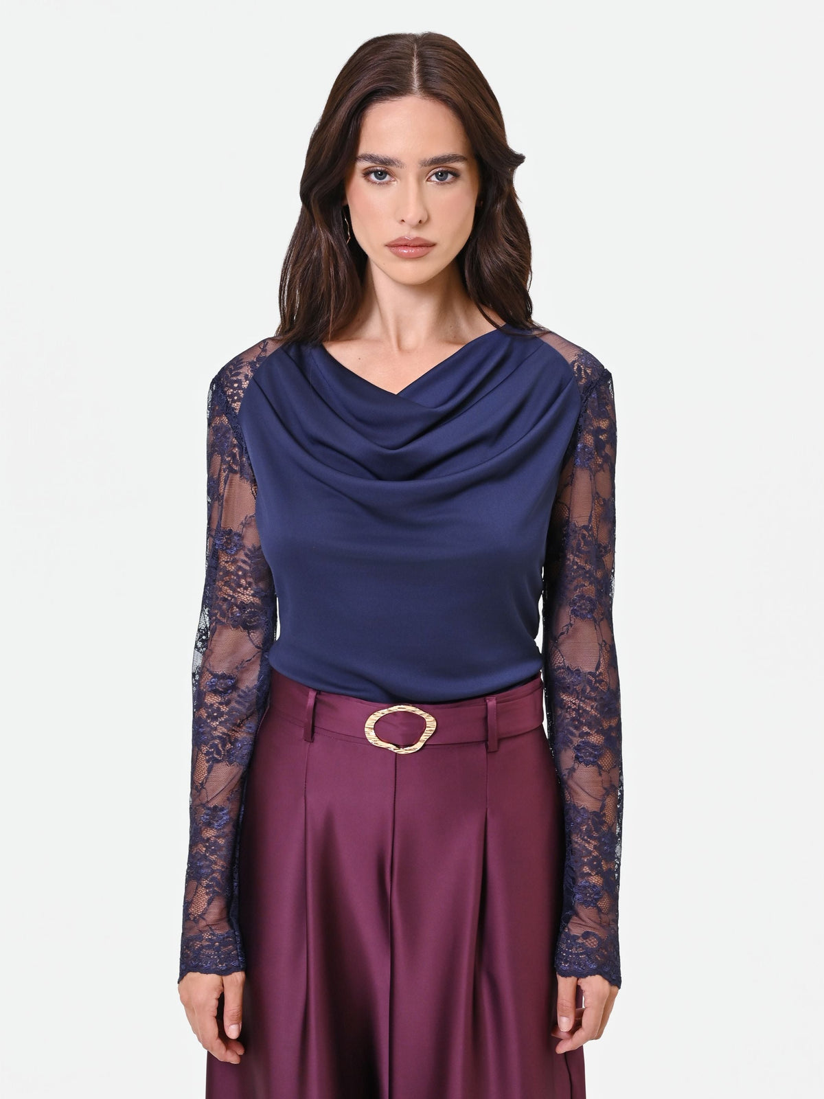 Blusa blu navy con scollo ad anello e maniche in pizzo
