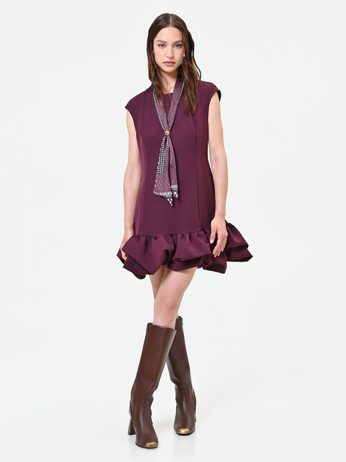 Abito bordeaux rosso con balza