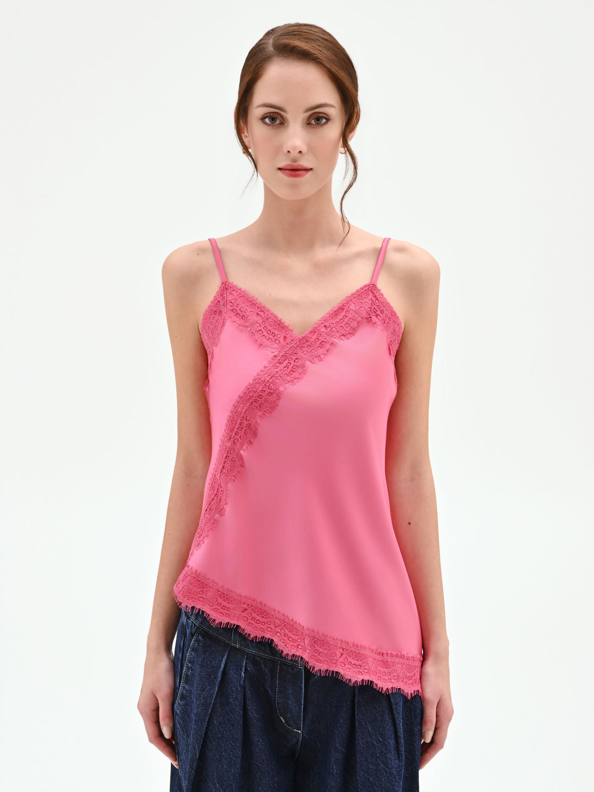 Top in raso rosa con inserti in pizzo