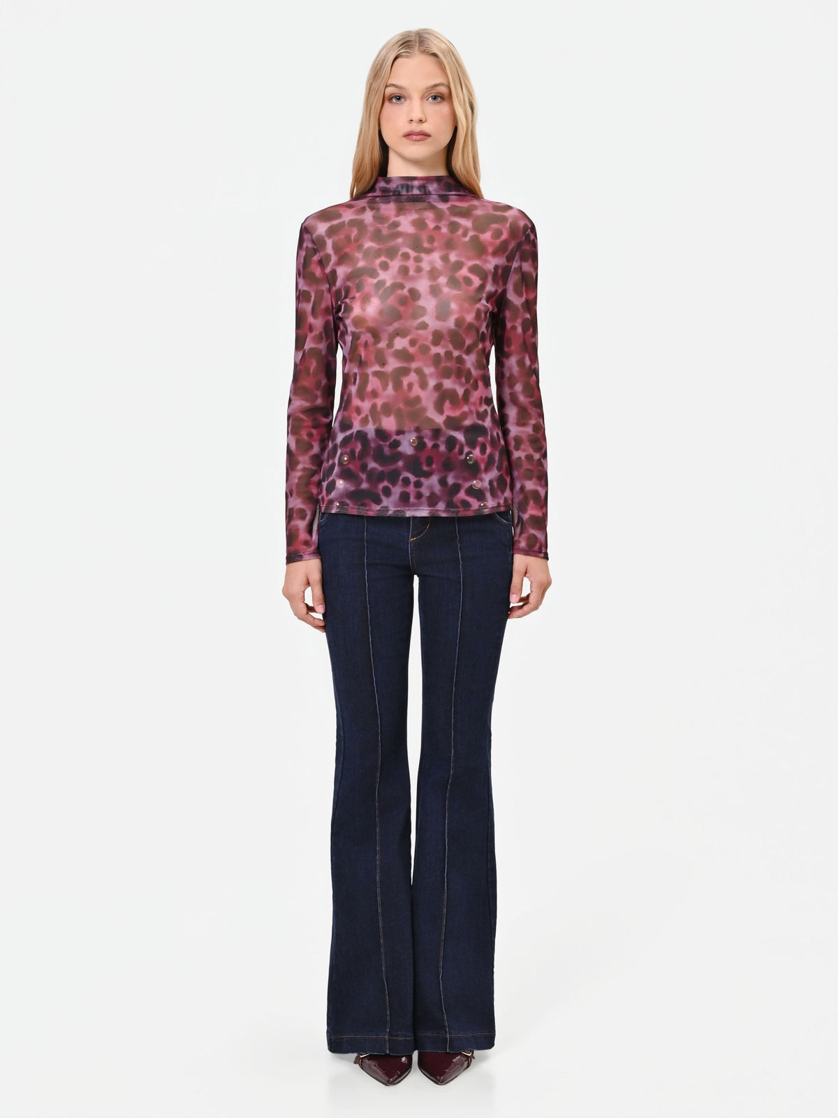 Blusa in tulle aderente rosso bordeaux con stampa animalier