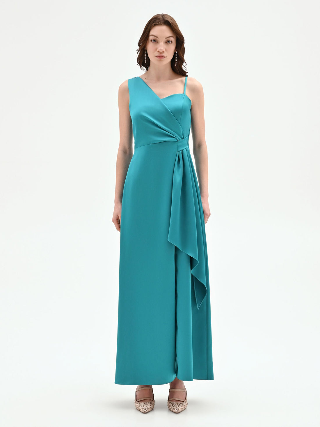 Abito lungo atelier verde smeraldo con drappeggio laterale