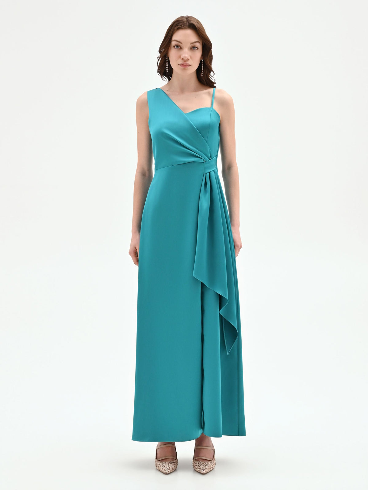 Abito lungo atelier verde smeraldo con drappeggio laterale