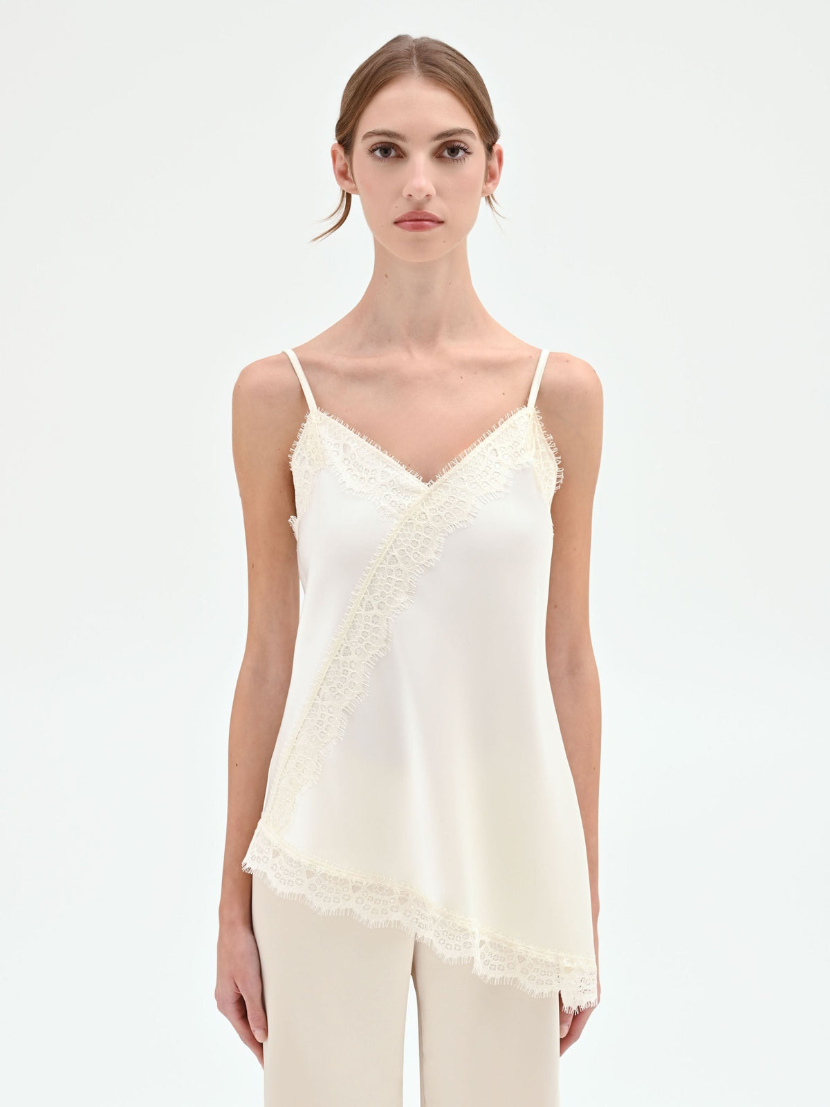 Top in raso panna con pizzo