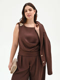 Top curvy cioccolato con drappeggio e spilla fiore