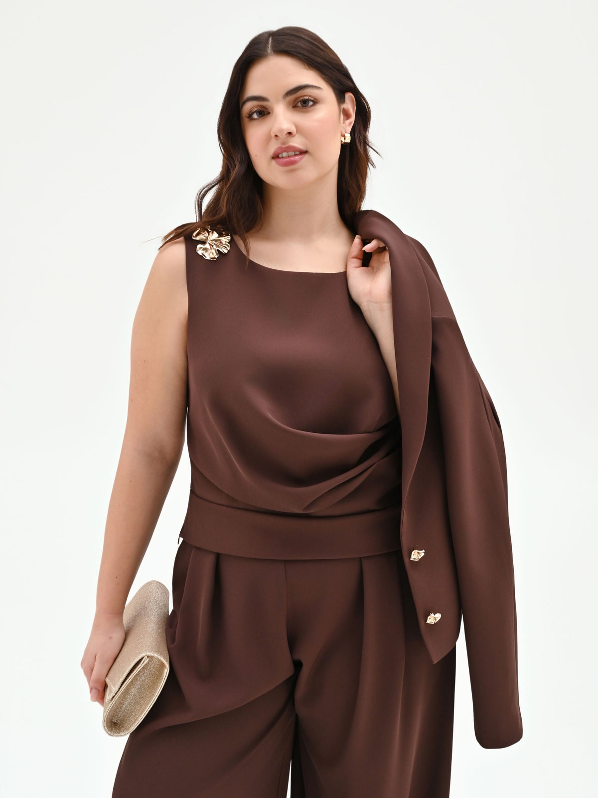 Top curvy cioccolato con drappeggio e spilla fiore