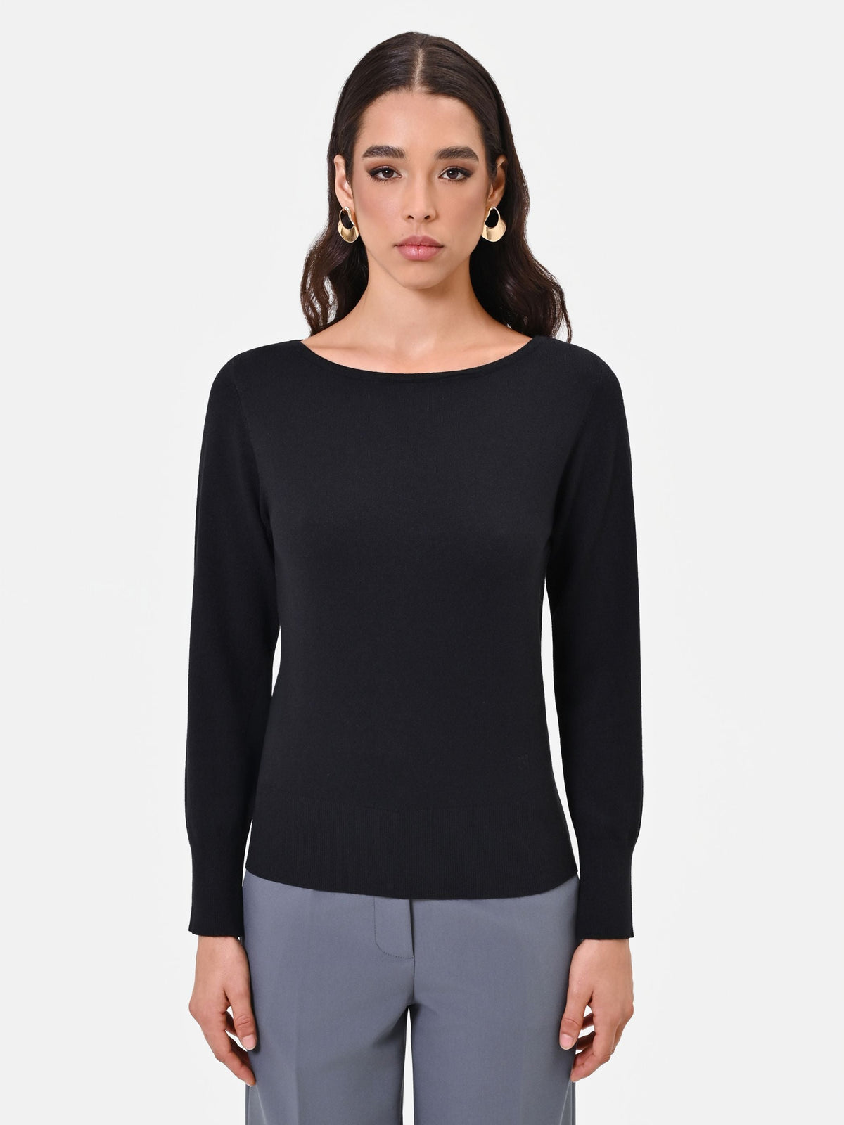 Maglia in viscosa nera con scollo a barchetta