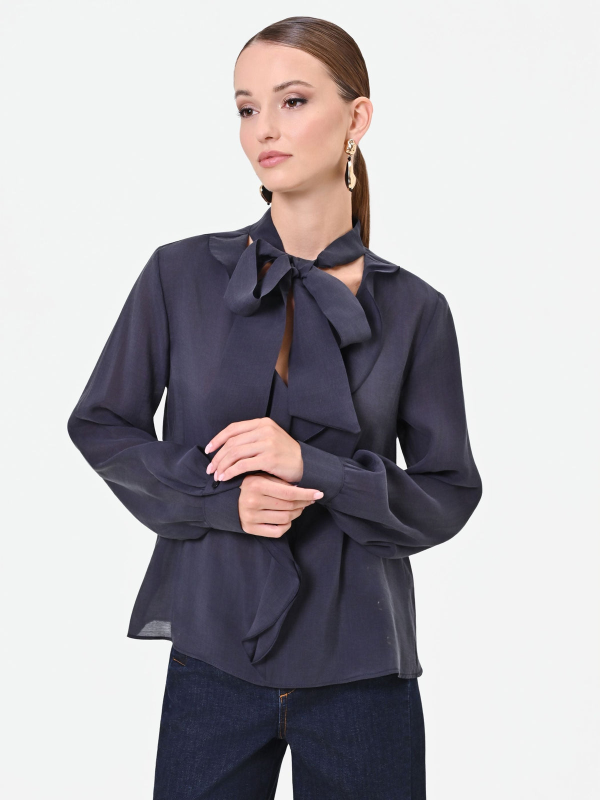 Blusa blu navy con collo a fiocco e volant