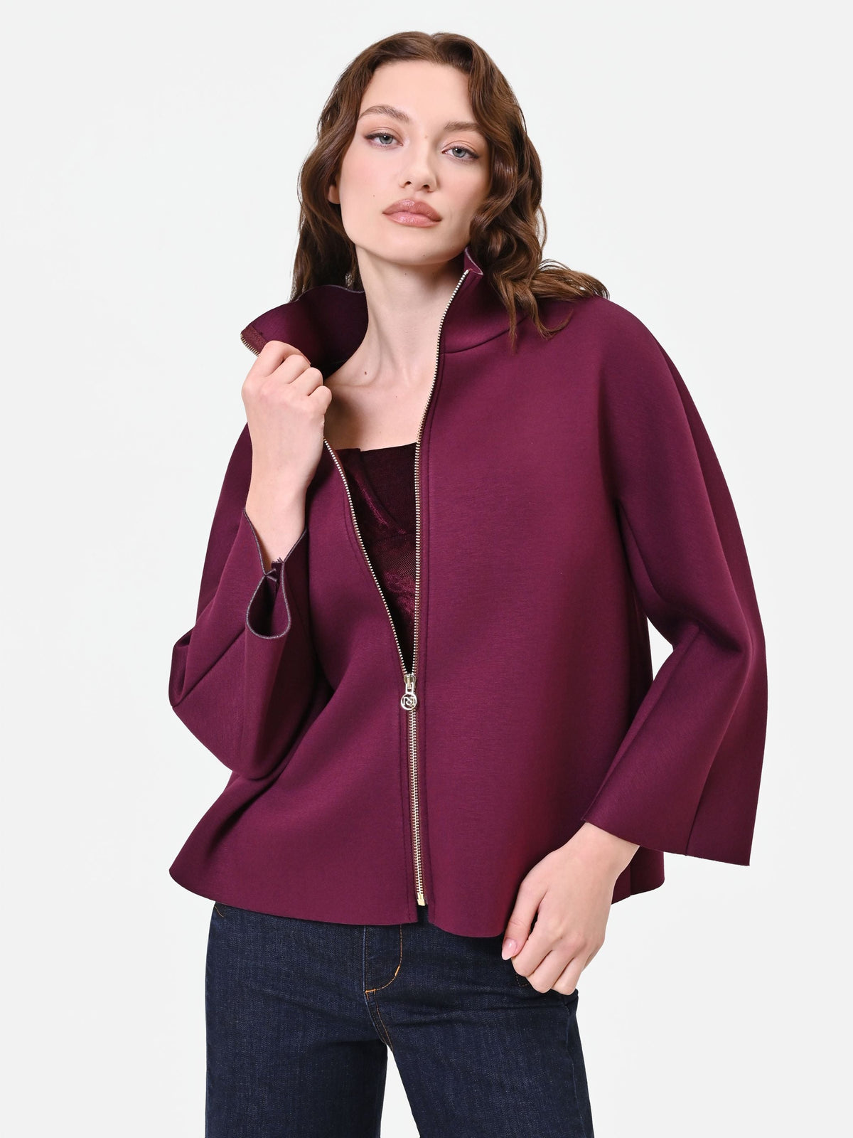 Capospalla bordeaux rosso dalla linea a cappa