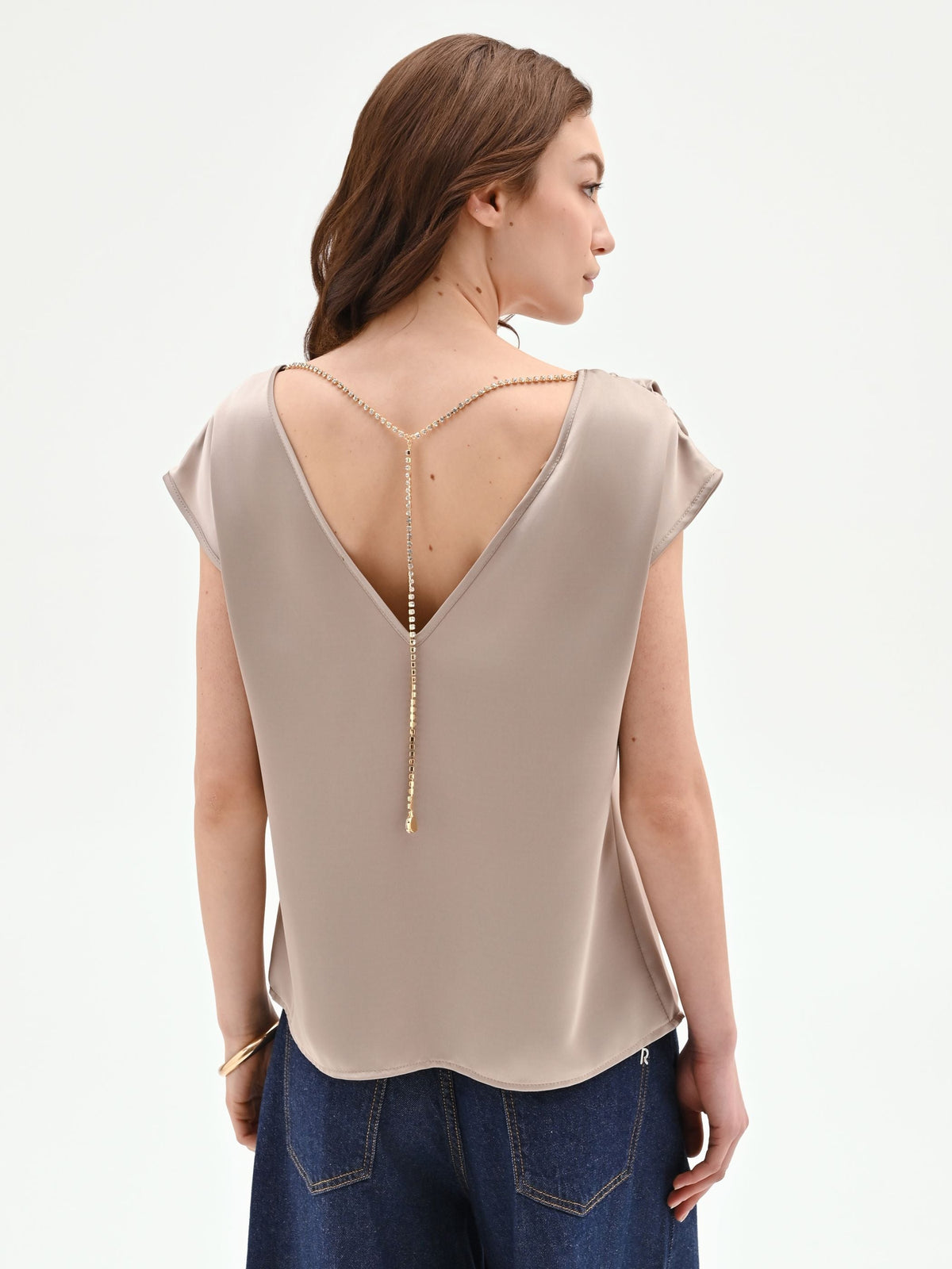 Top tortora beige in raso con maniche a petalo
