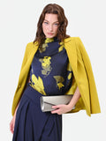 Top blu navy con collo drappeggiato e stampa floreale