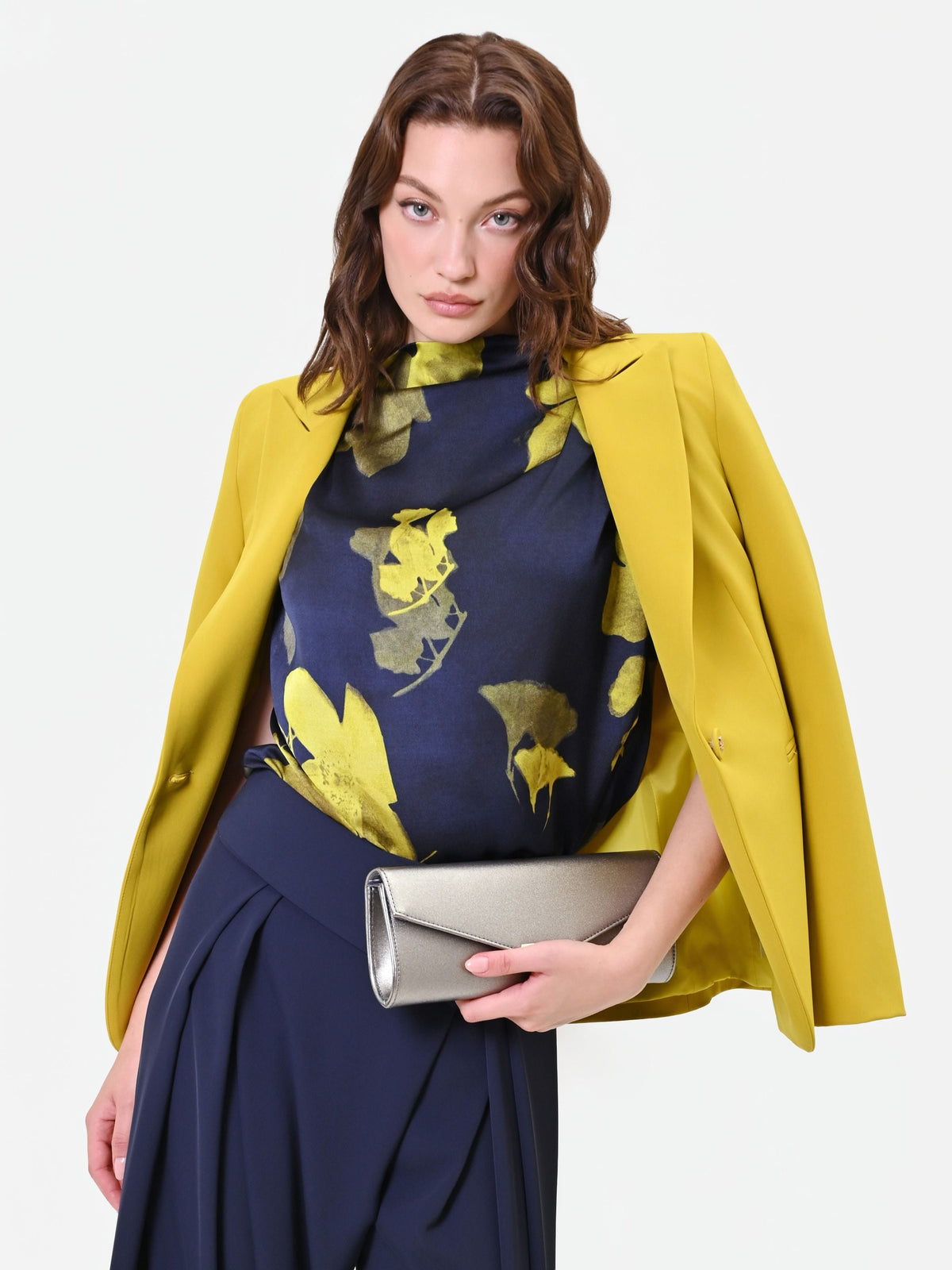 Top blu navy con collo drappeggiato e stampa floreale
