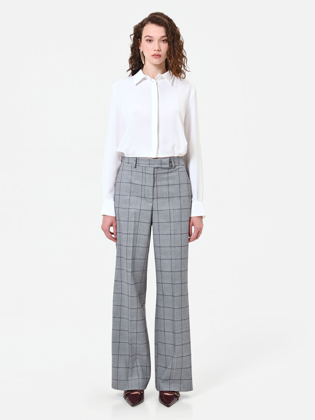 Camicia panna in raso con abbottonatura nascosta