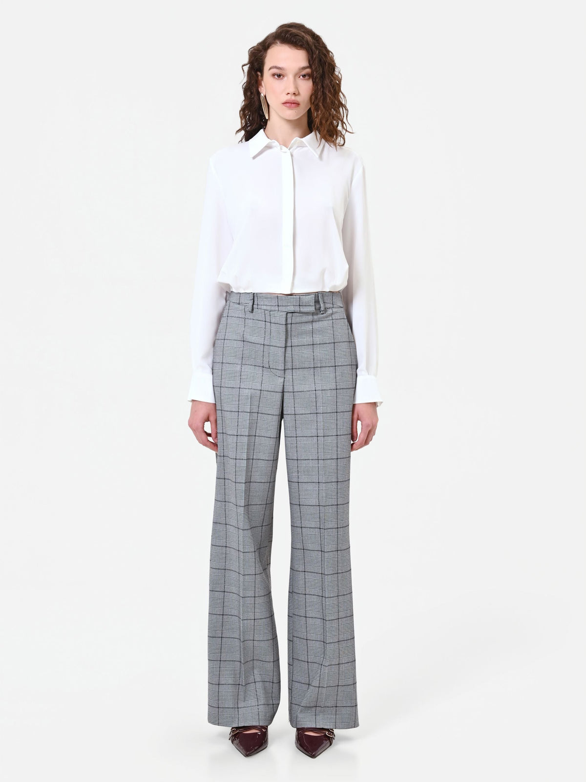 Camicia panna in raso con abbottonatura nascosta