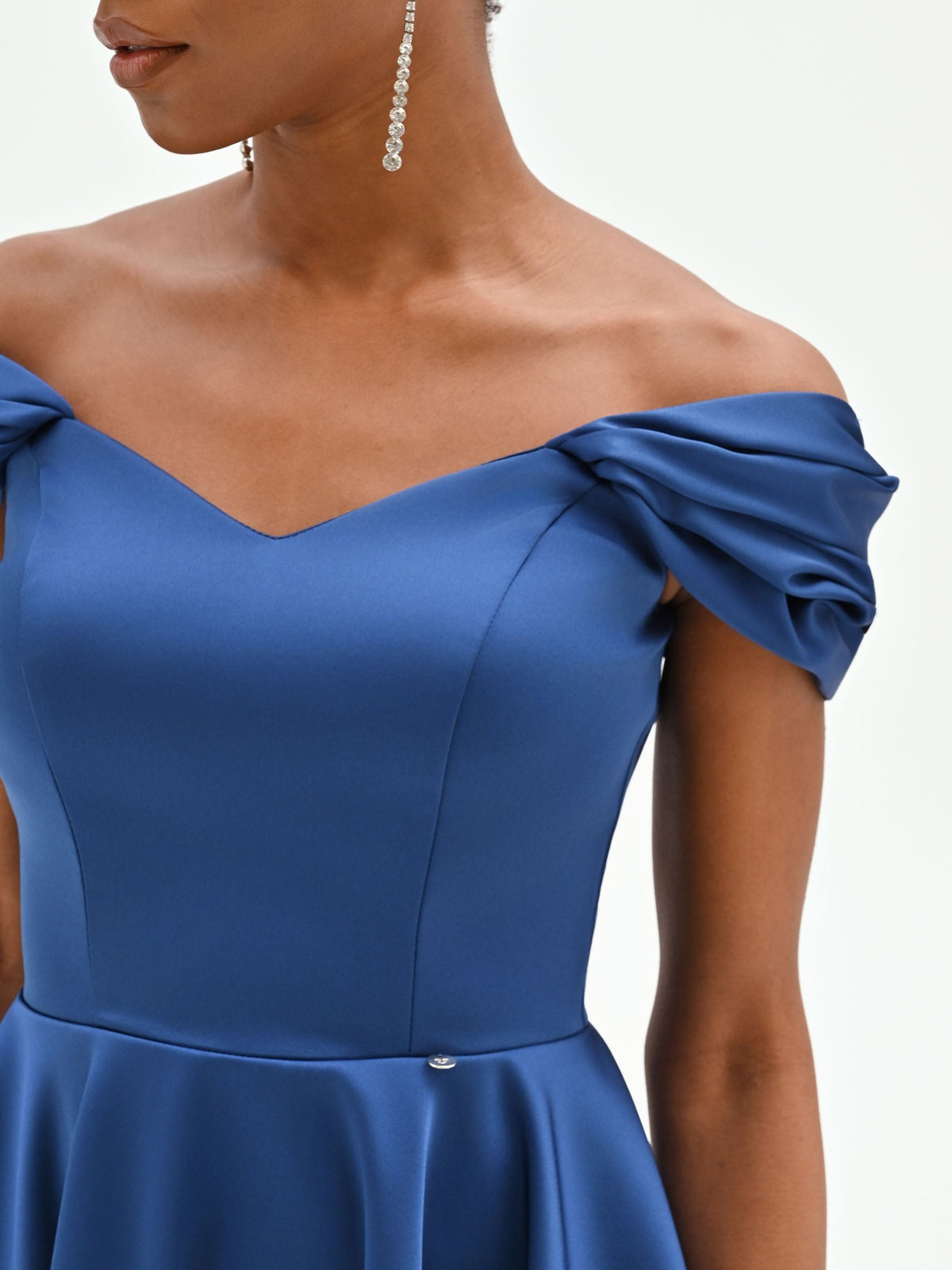 Abito corto blu brillante con scollo a cuore
